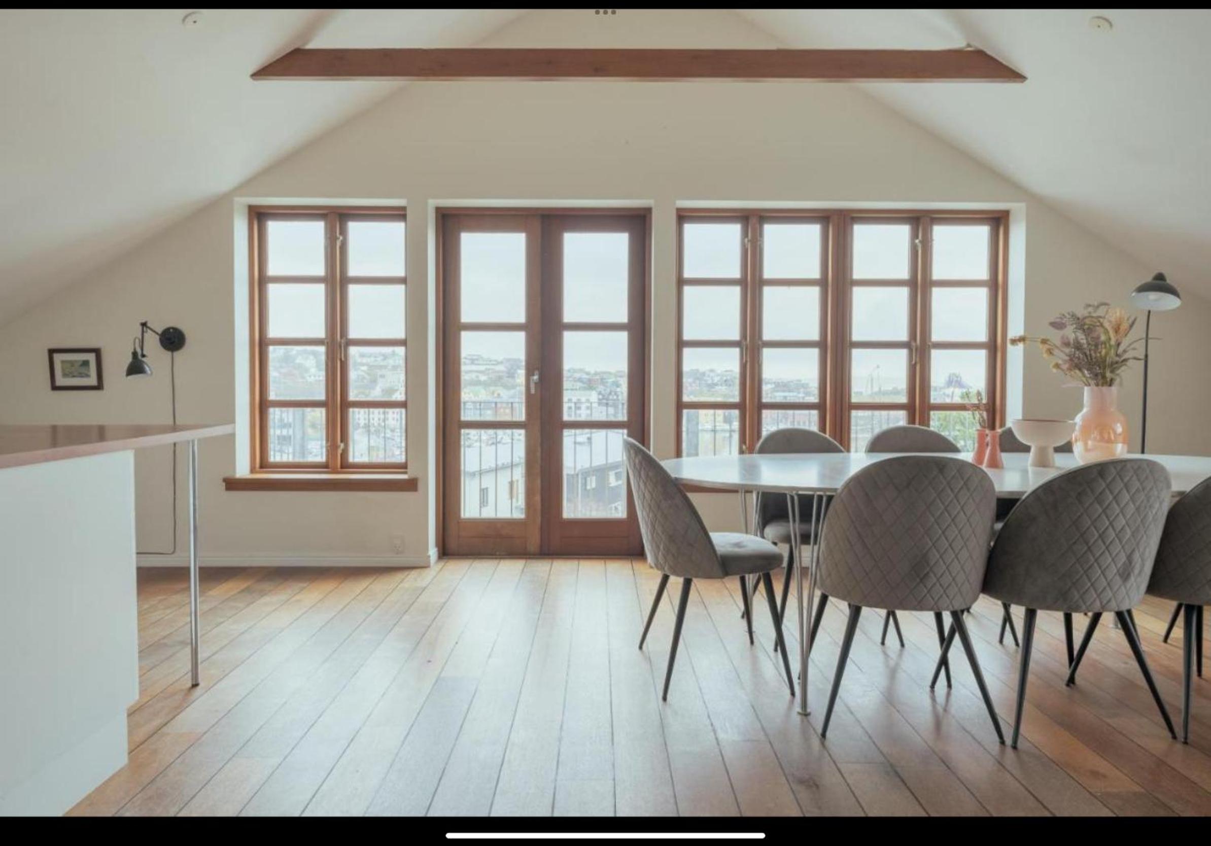 Penthouse Downtown with 4 bedrooms and Harbour View
