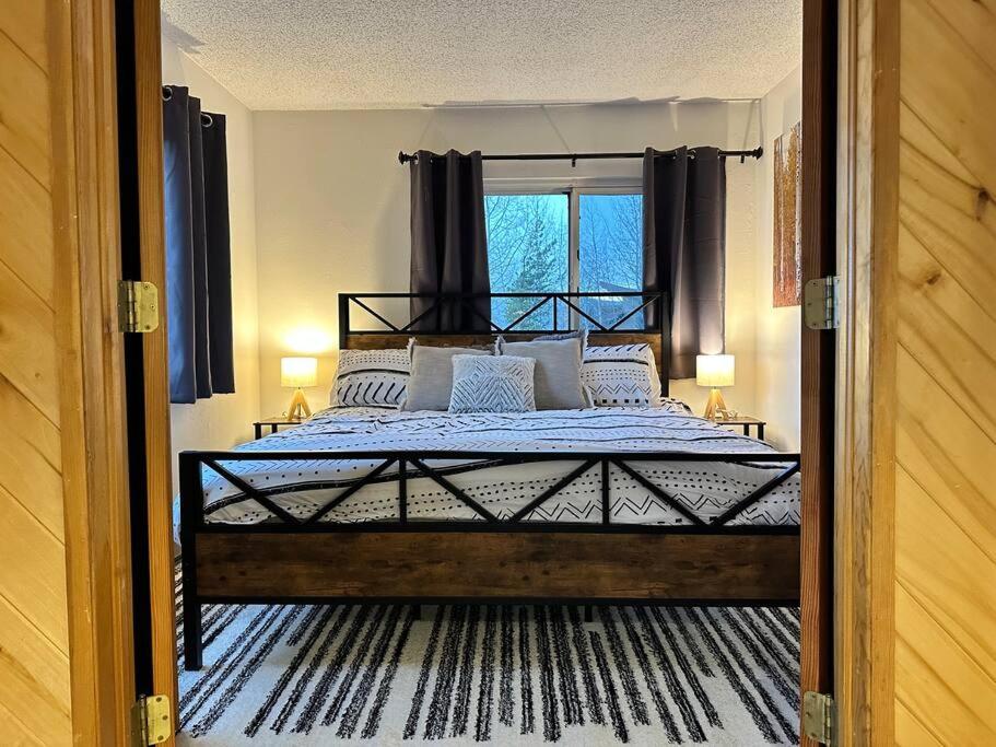 Ski In Ski Out, 2 King Beds ,Hot Tub, Sauna, 5 Min Walk to Base, Private Balcony with Views view 3