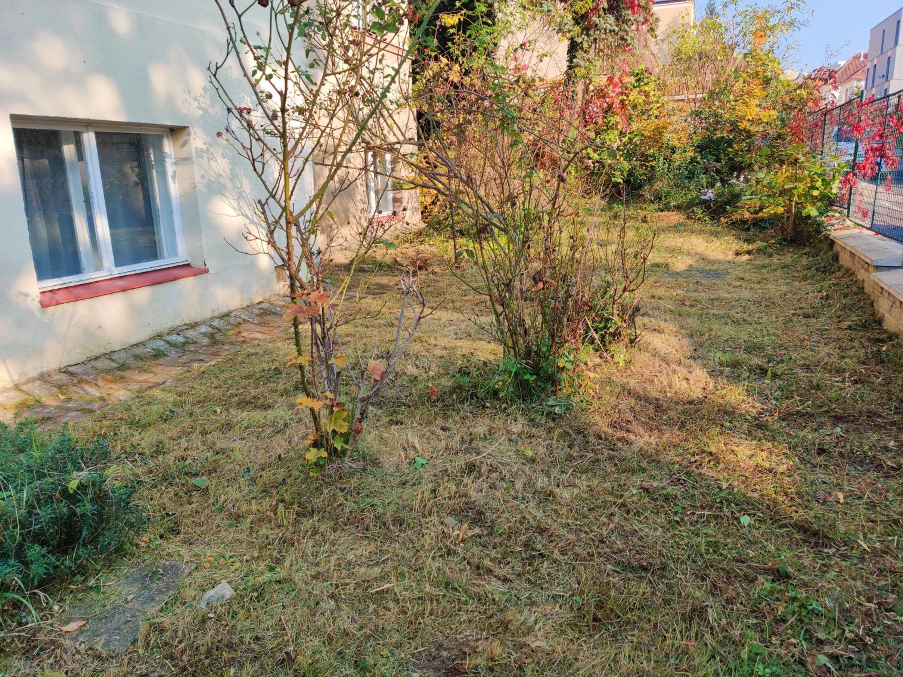 Apartment in house with private parking and garden