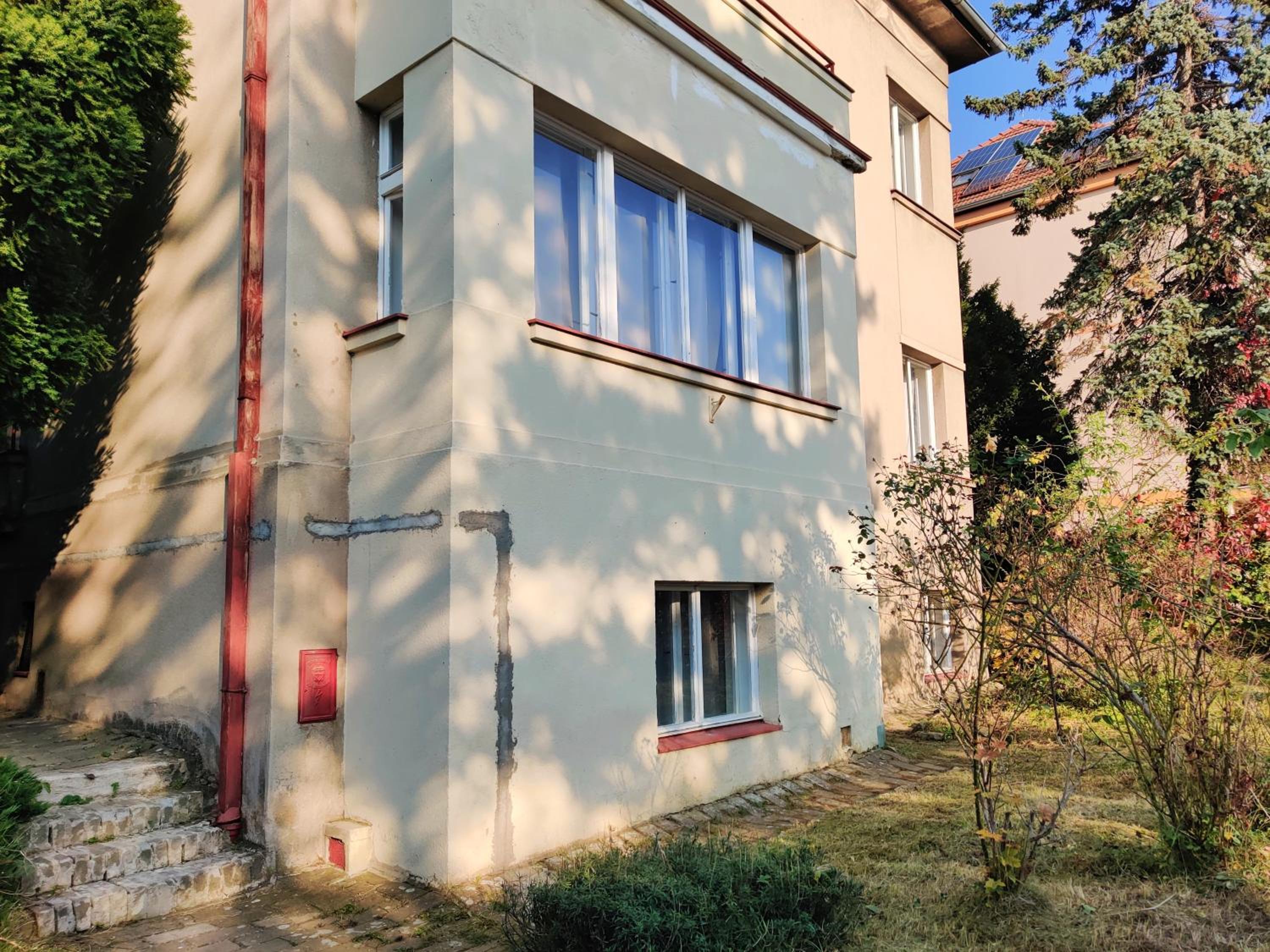 Apartment in house with private parking and garden