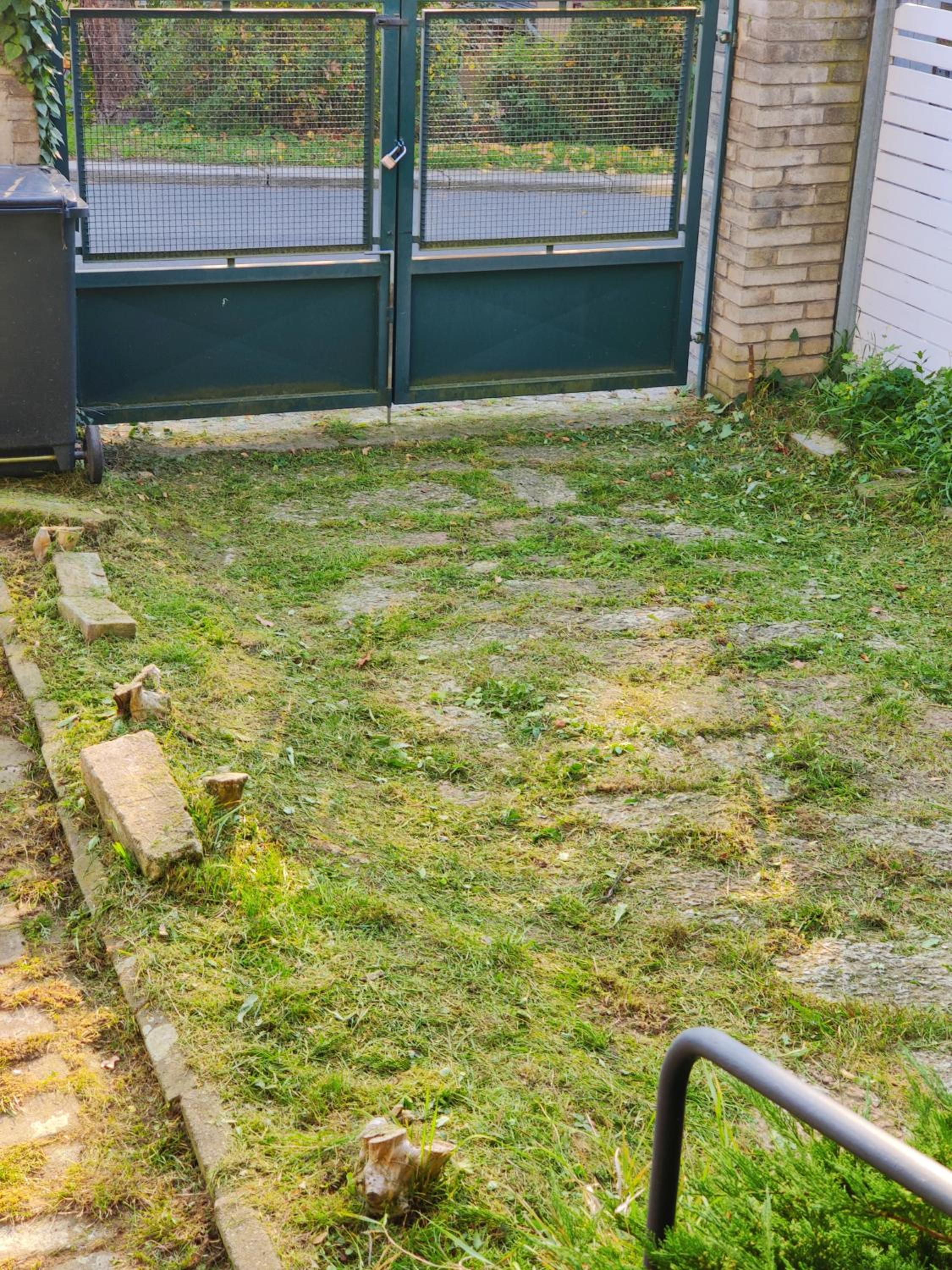 Apartment in house with private parking and garden