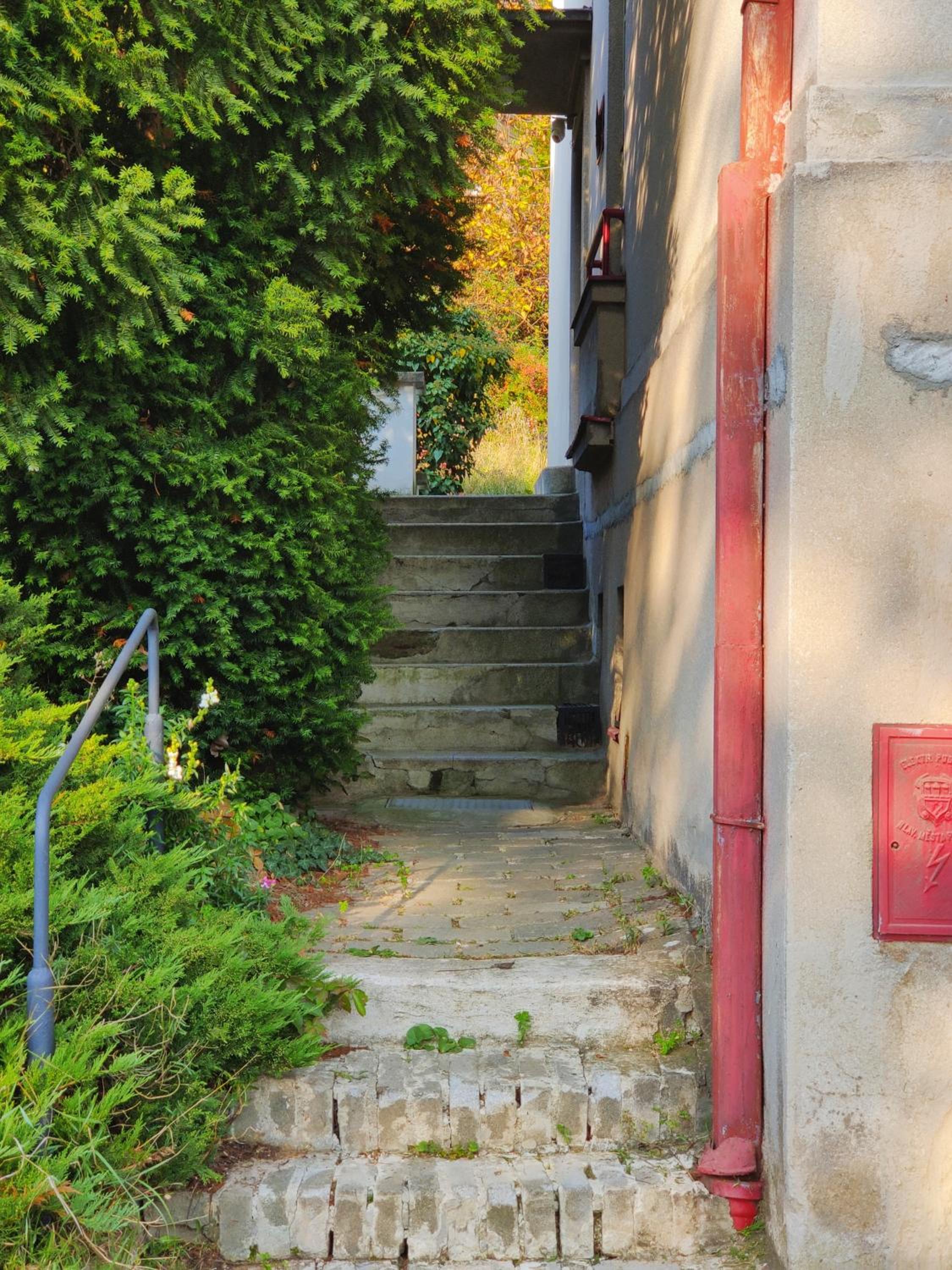 Apartment in house with private parking and garden