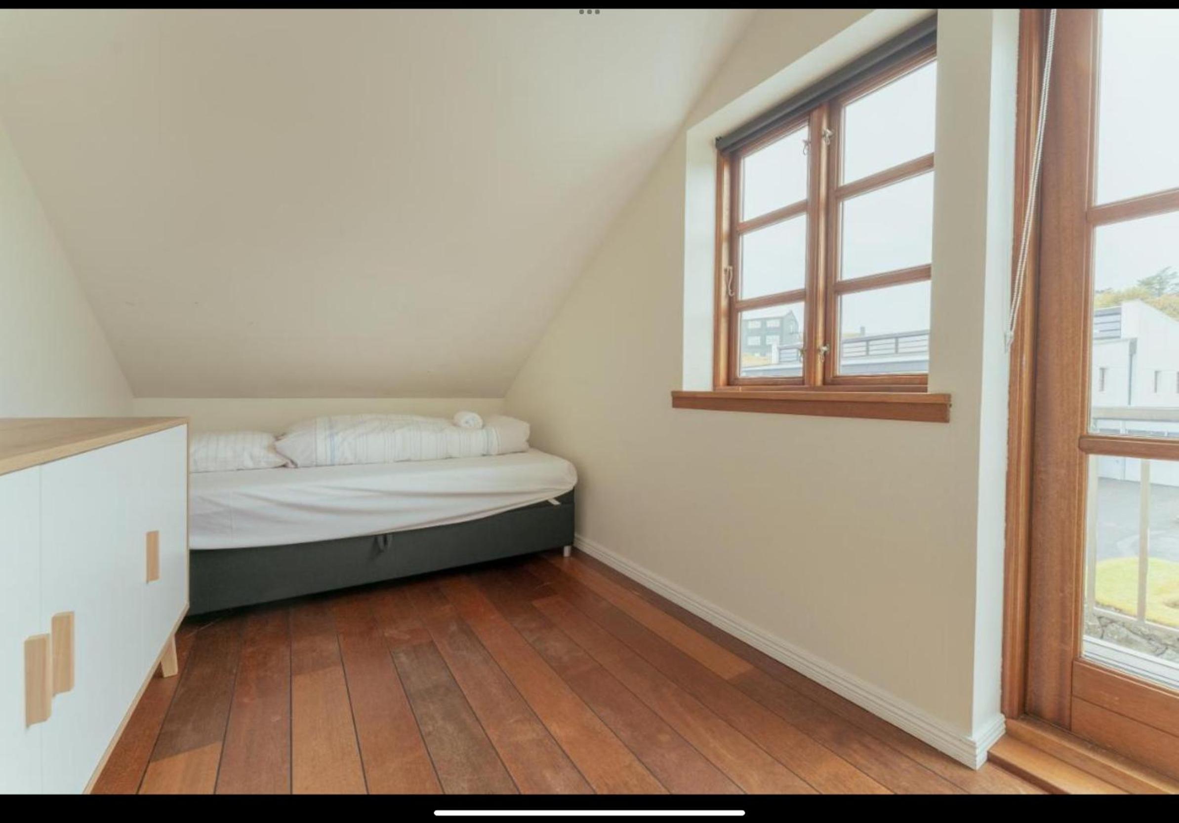 Penthouse Downtown with 4 bedrooms and Harbour View