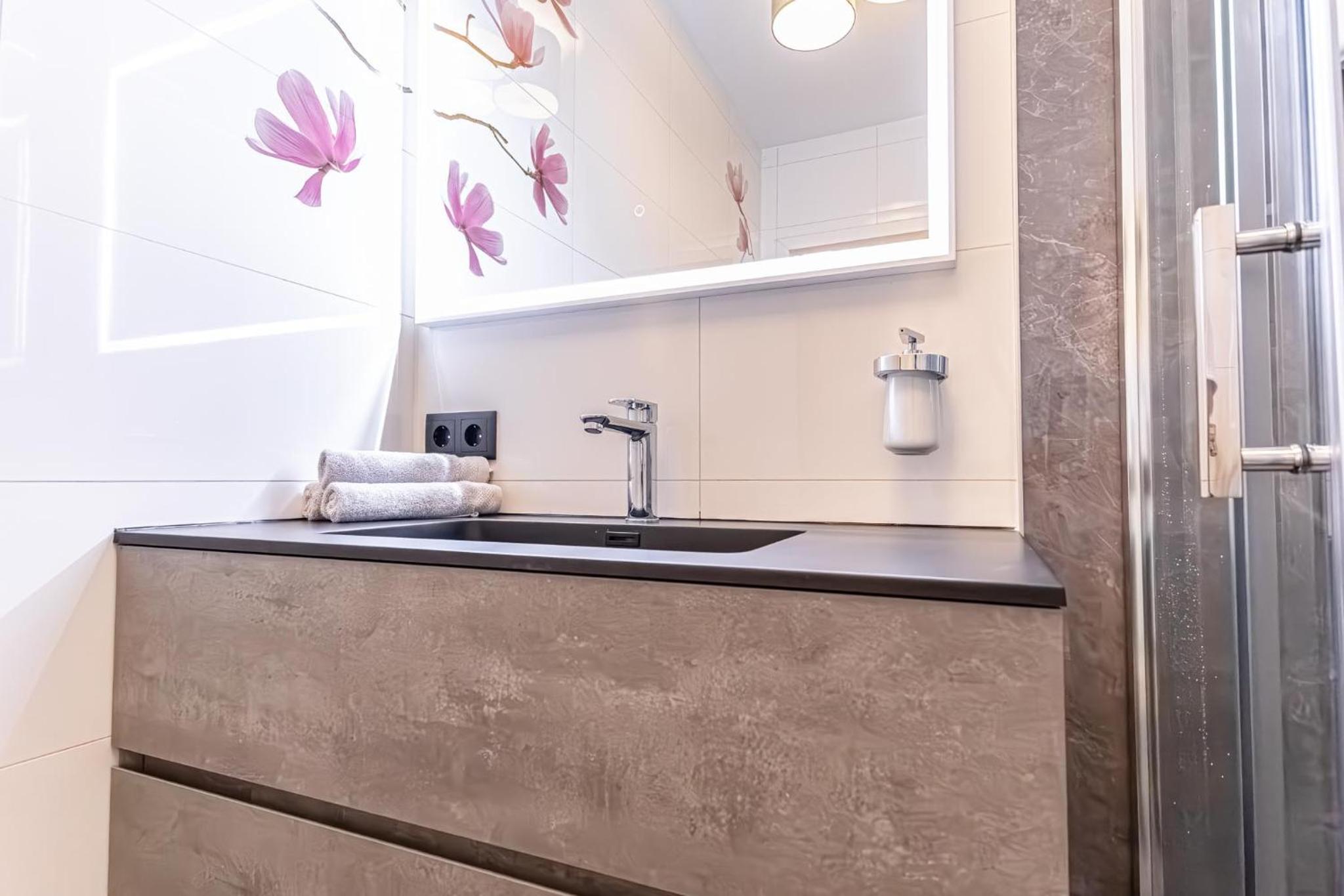 Central Vienna Chic & Comfortable 1BR & 1LR Apt
