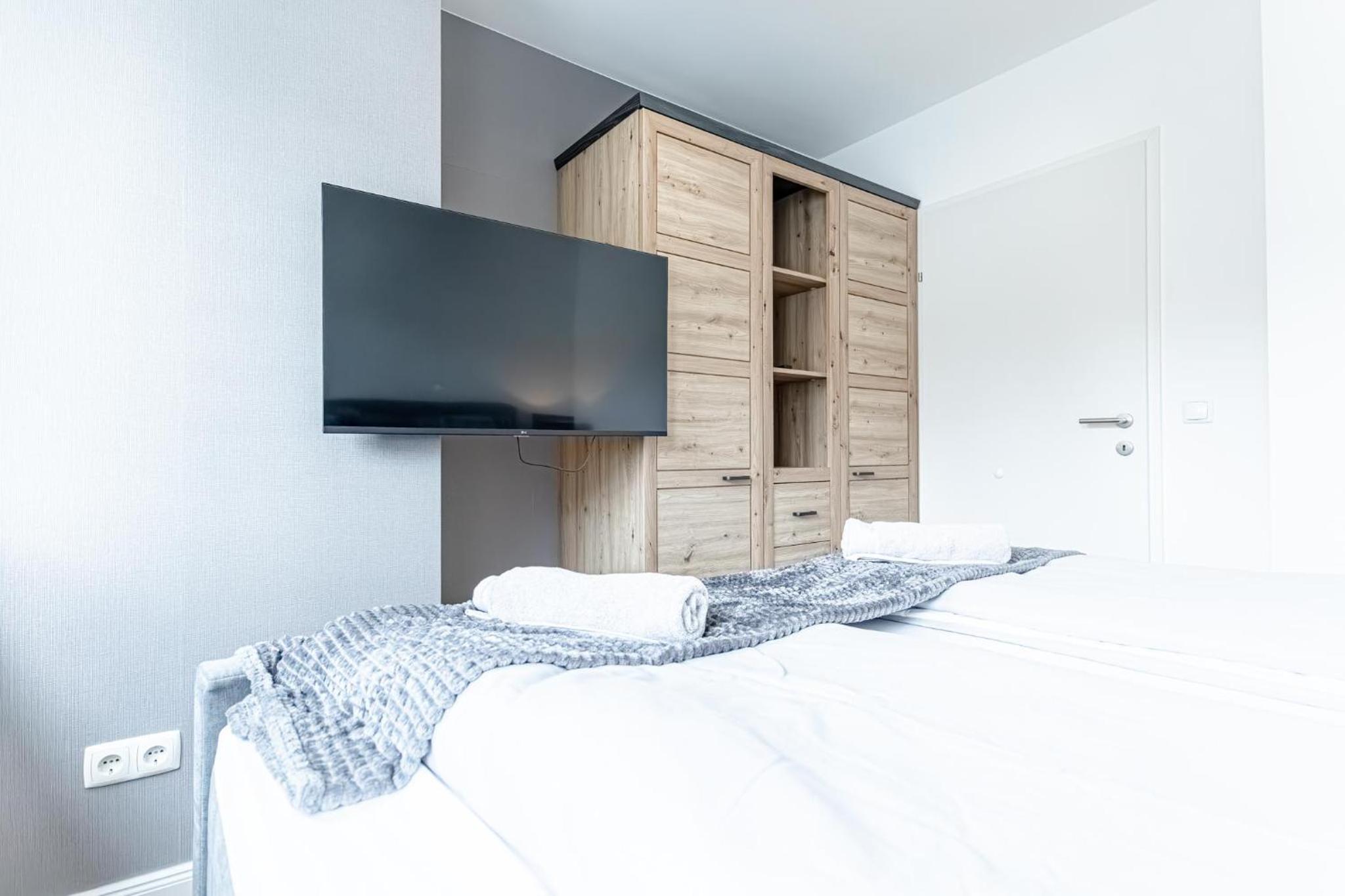 Central Vienna Chic & Comfortable 1BR & 1LR Apt