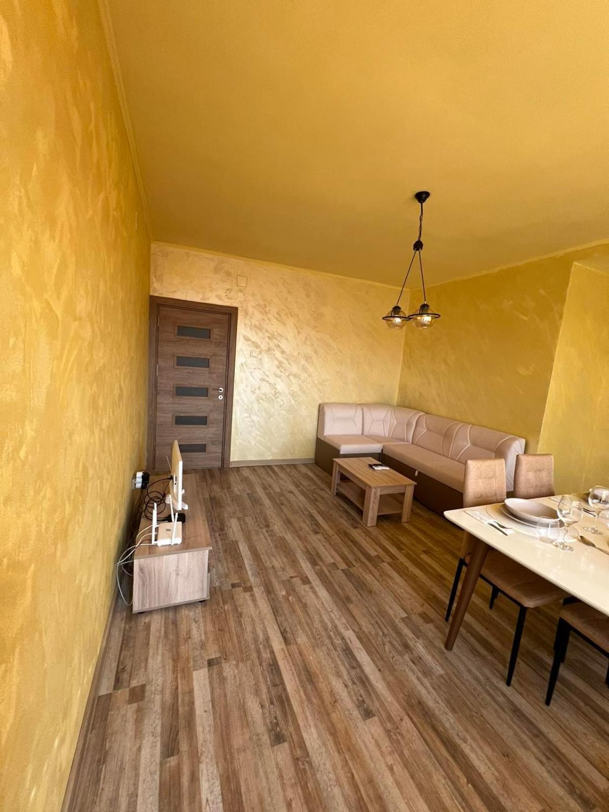 Bright & Cozy- 2BR Apartment with Private Parking