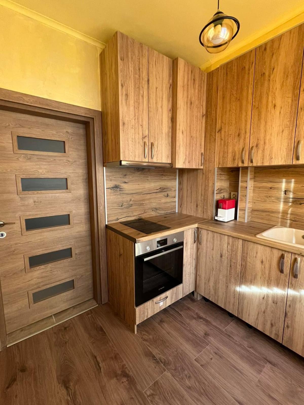 Bright & Cozy- 2BR Apartment with Private Parking