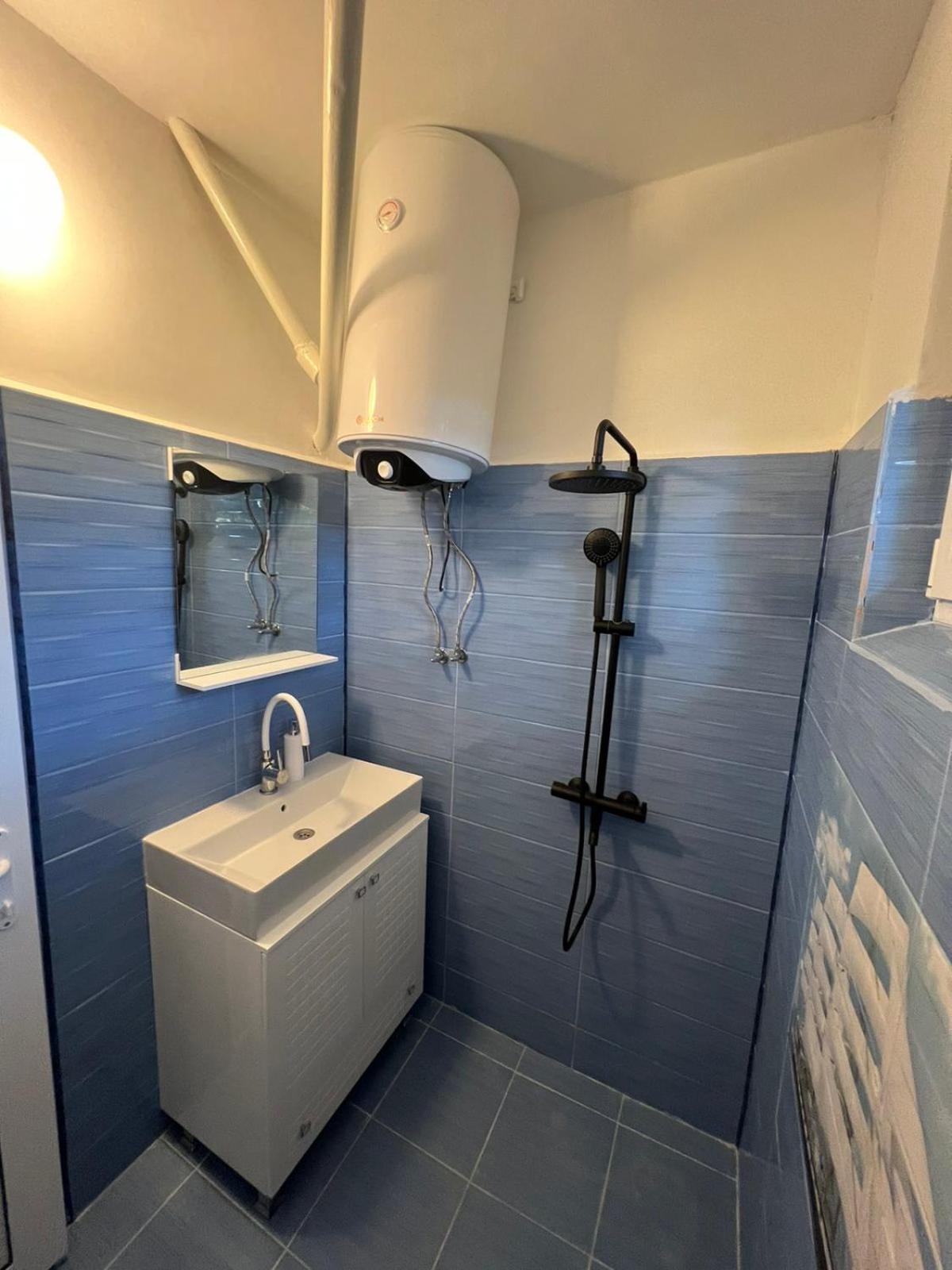 Bright & Cozy- 2BR Apartment with Private Parking