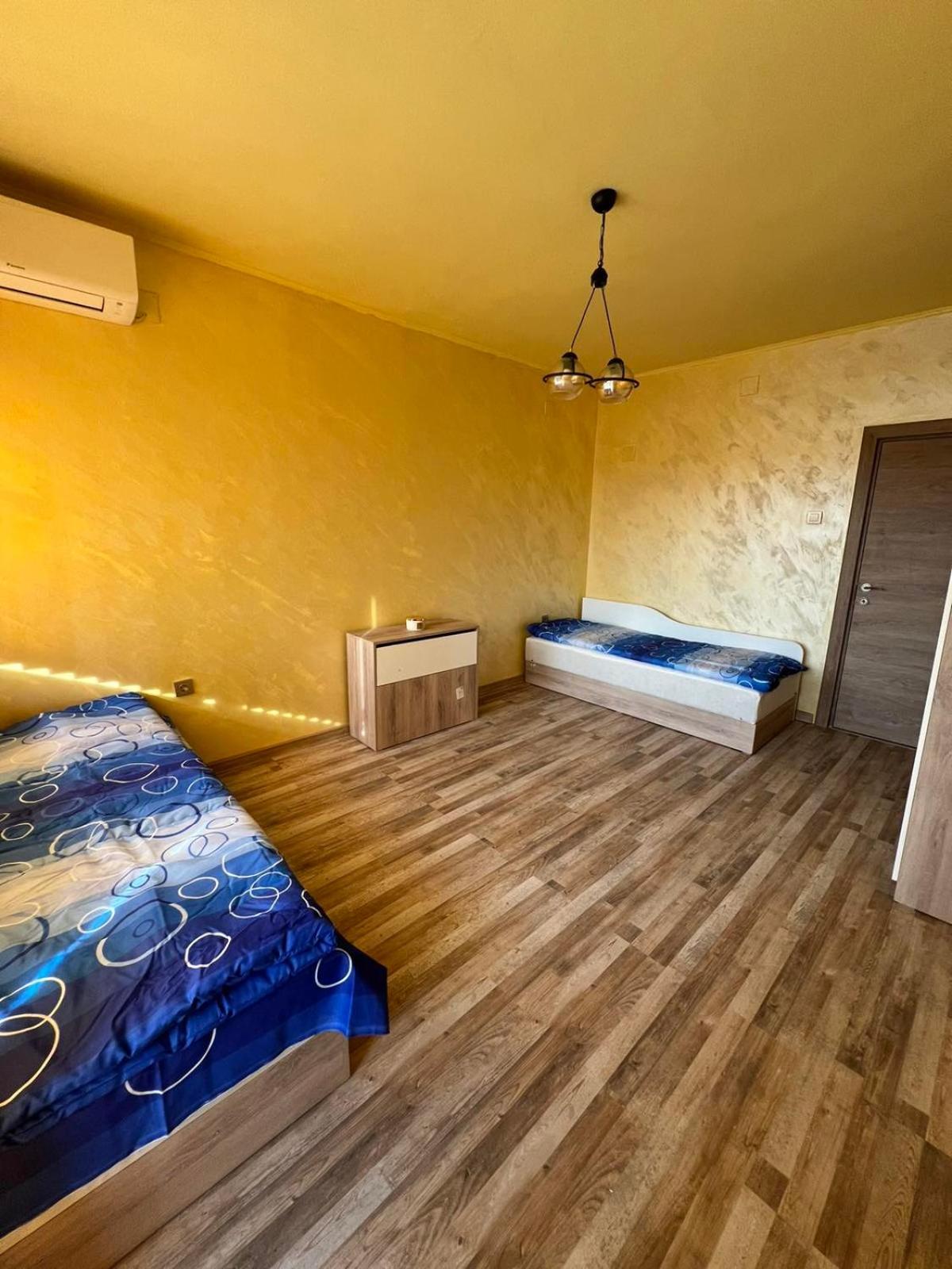 Bright & Cozy- 2BR Apartment with Private Parking