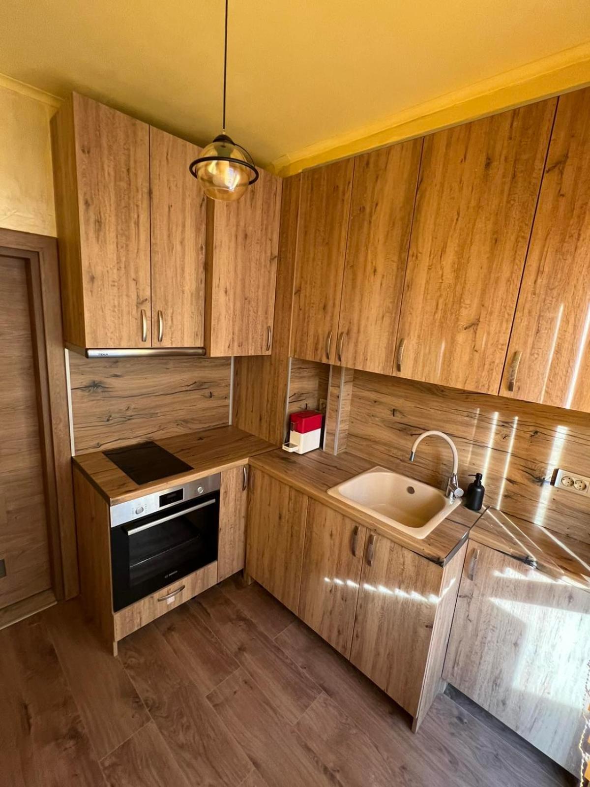 Bright & Cozy- 2BR Apartment with Private Parking