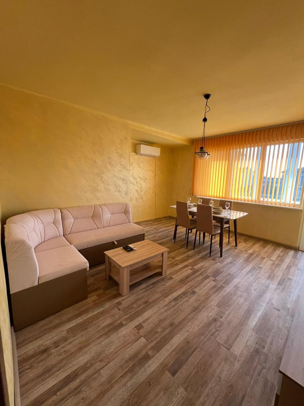 Bright & Cozy- 2BR Apartment with Private Parking