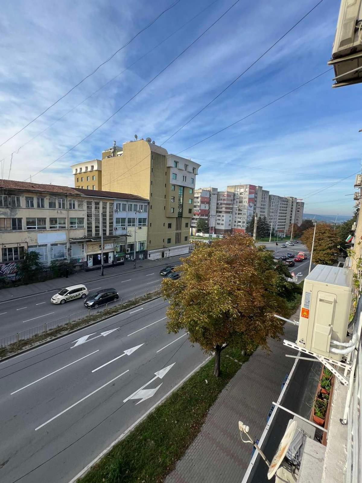 Bright & Cozy- 2BR Apartment with Private Parking