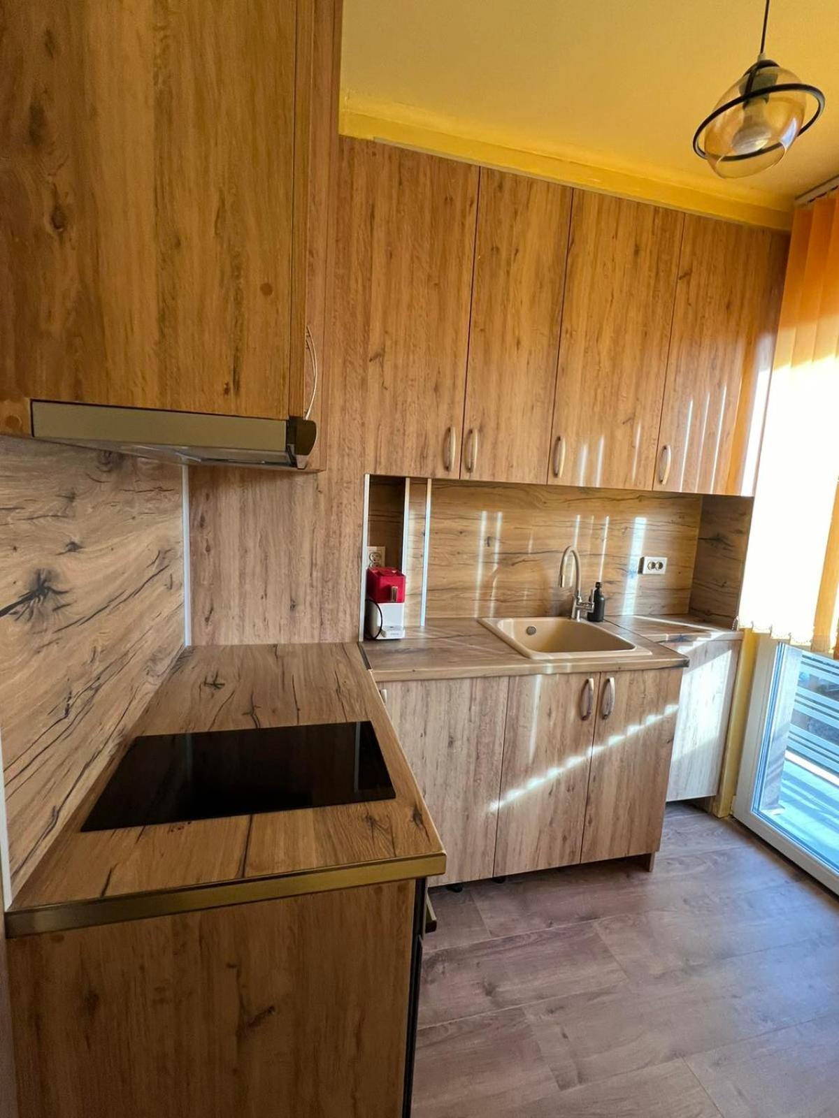 Bright & Cozy- 2BR Apartment with Private Parking