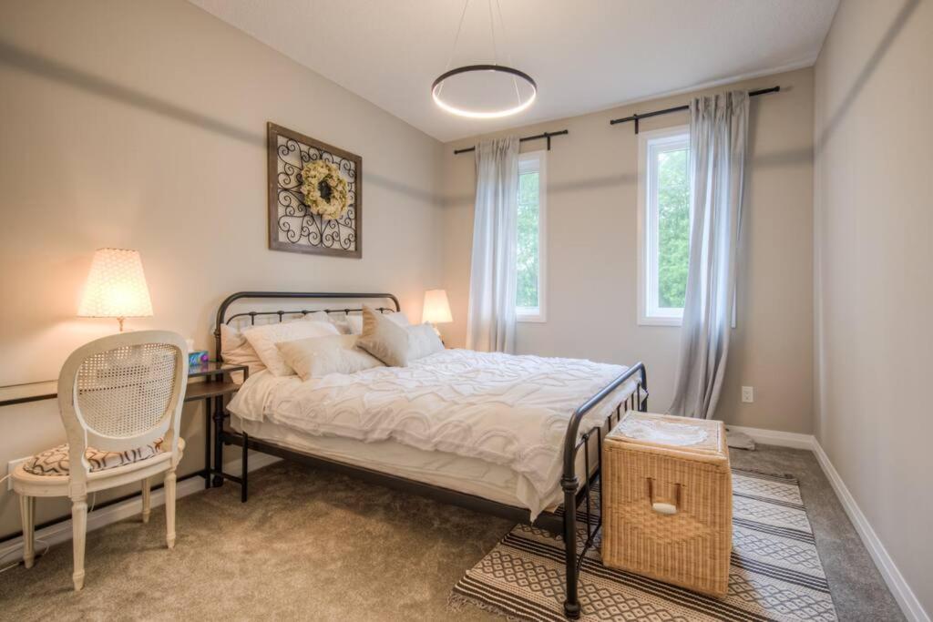 BRAND-NEW LUXURY SUITE in DOON SOUTH, min to 401