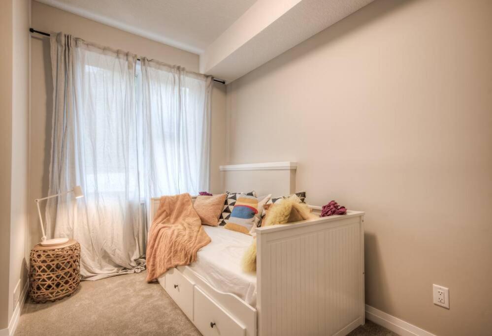 BRAND-NEW LUXURY SUITE in DOON SOUTH, min to 401