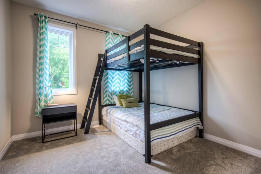 BRAND-NEW LUXURY SUITE in DOON SOUTH, min to 401