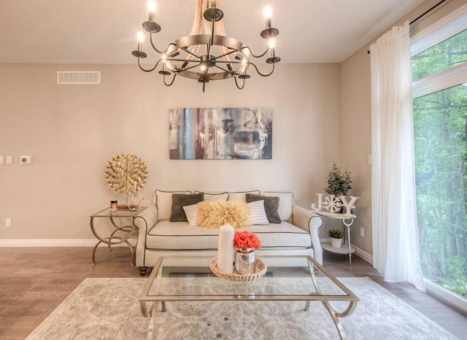 BRAND-NEW LUXURY SUITE in DOON SOUTH, min to 401