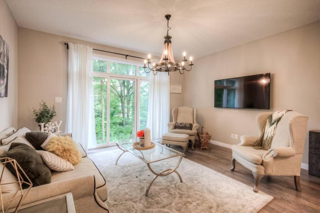 BRAND-NEW LUXURY SUITE in DOON SOUTH, min to 401