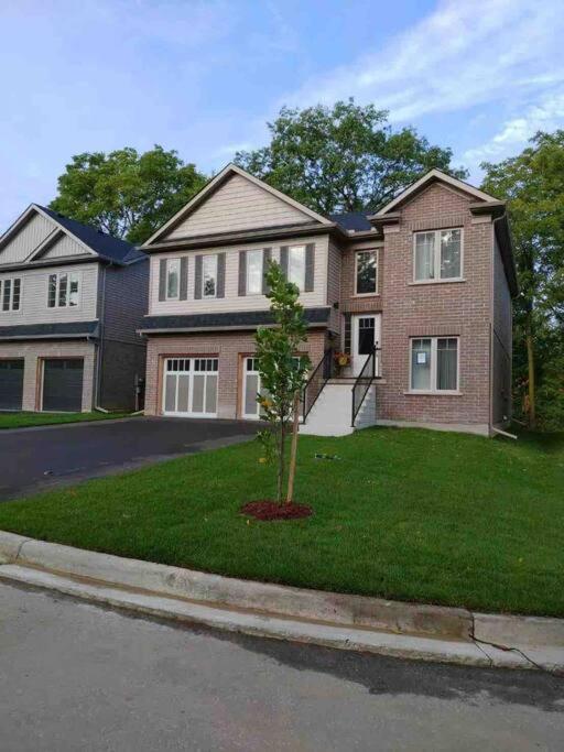 BRAND-NEW LUXURY SUITE in DOON SOUTH, min to 401
