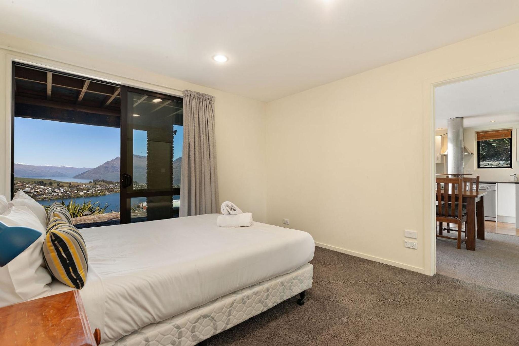 Goldleaf Hill -Spa Pool -Lake Views- 4 Bedrooms view 3
