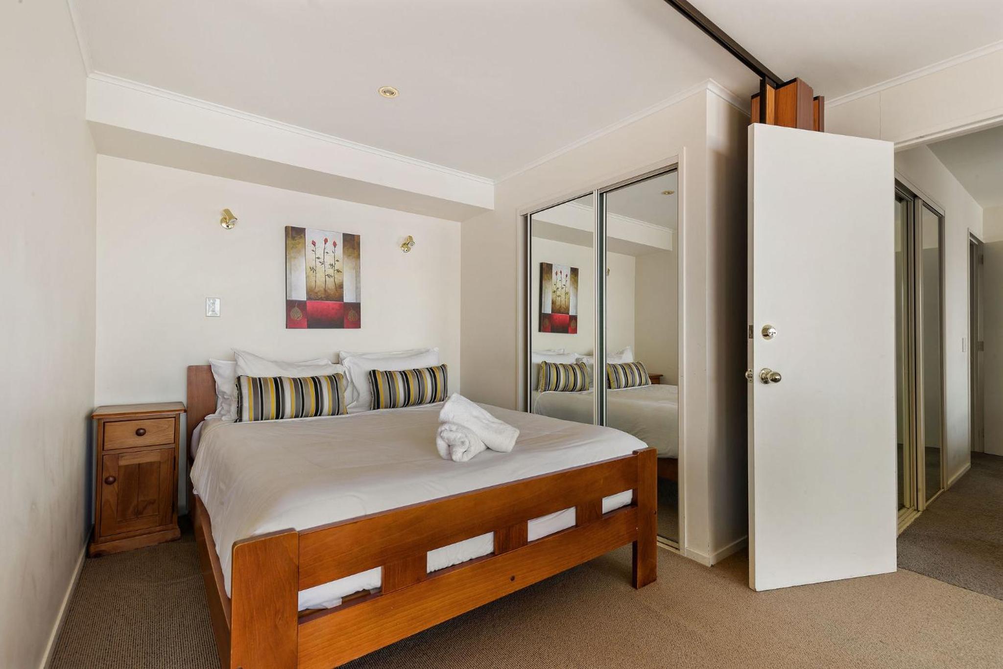 Goldleaf Hill -Spa Pool -Lake Views- 4 Bedrooms view 5
