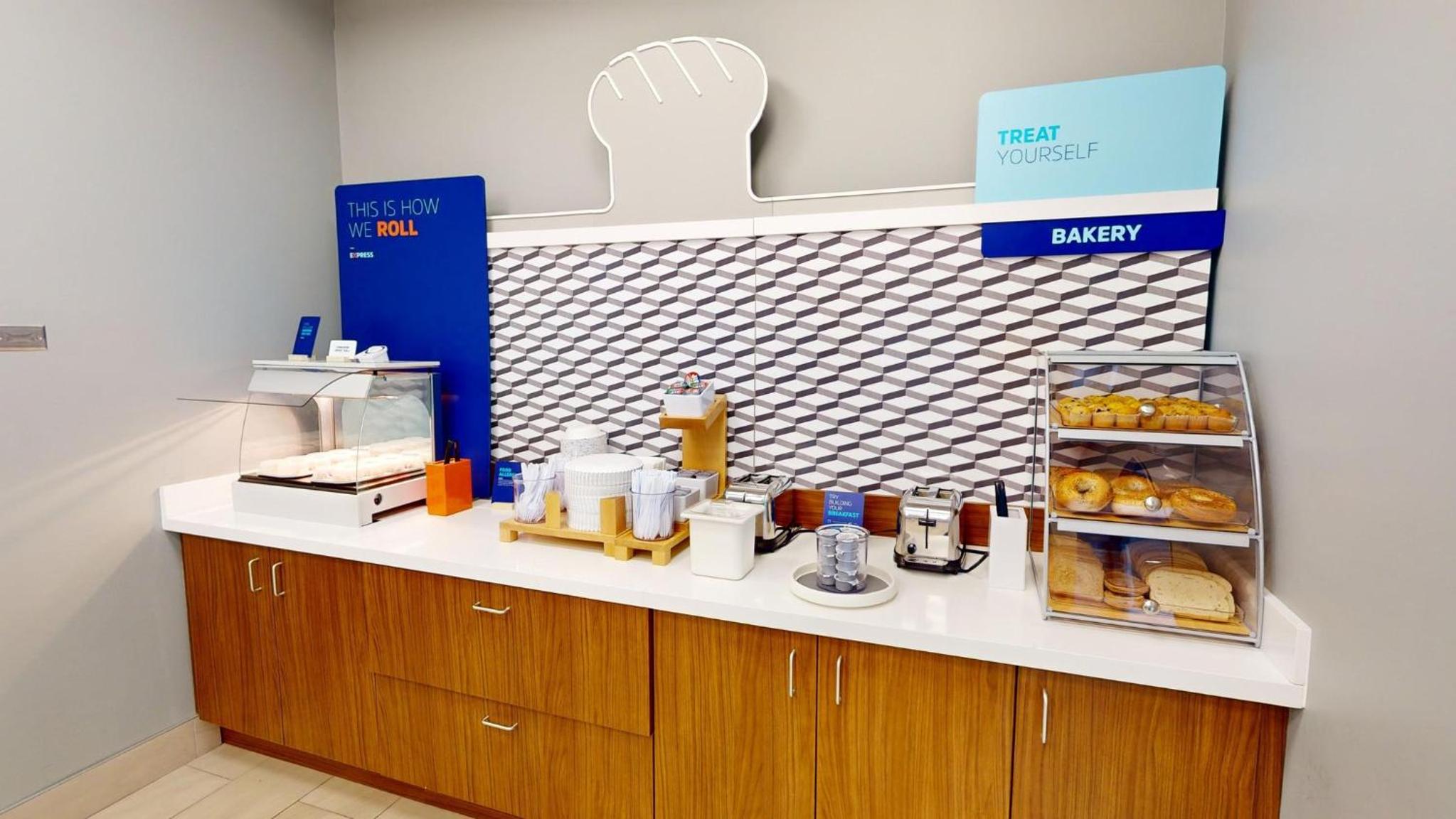 Holiday Inn Express & Suites Chicago Schaumburg, an IHG Hotel, Photo 40