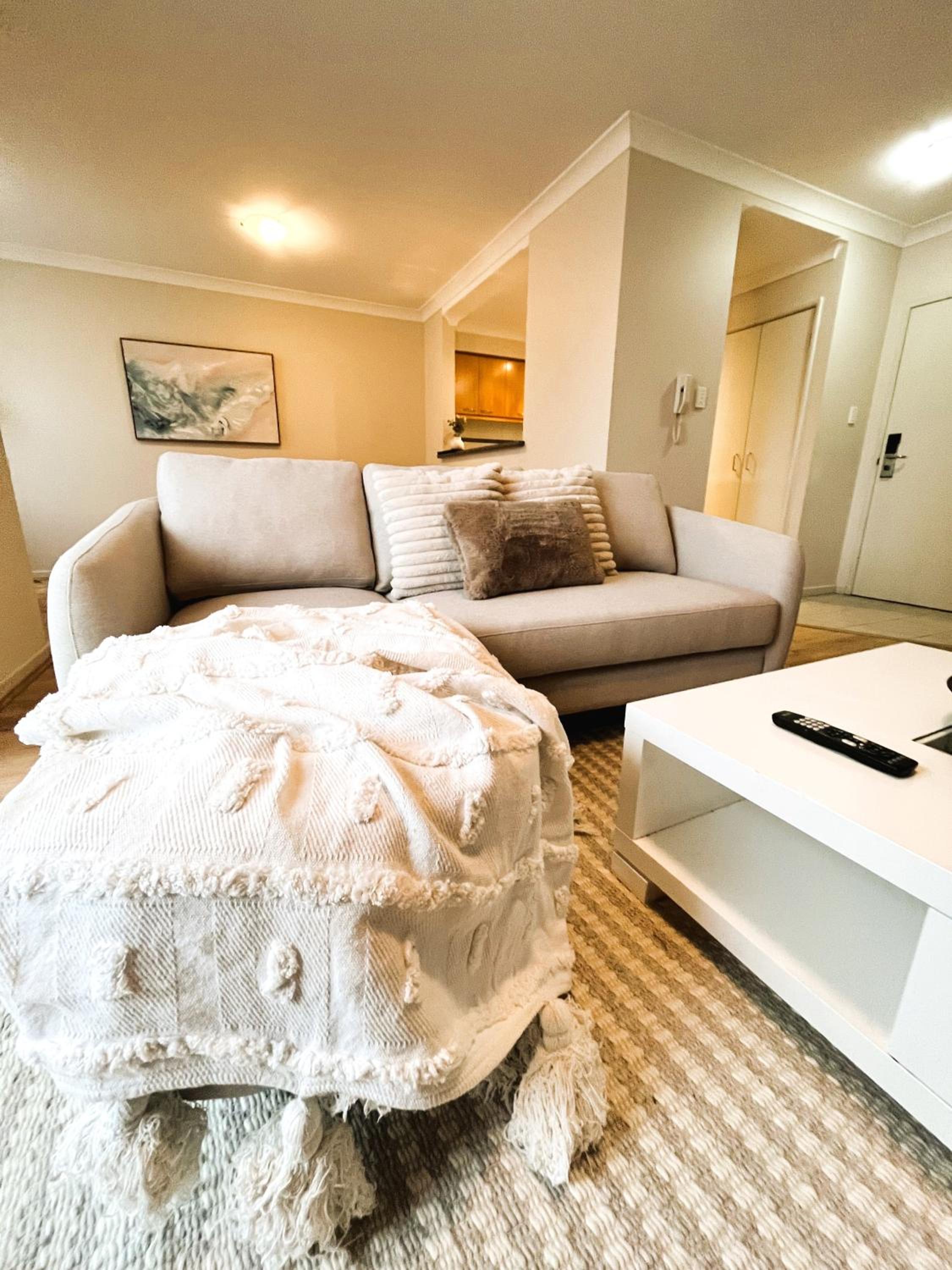 10 CBD Resort 2BR Secure Suite Pool Gym & Parking