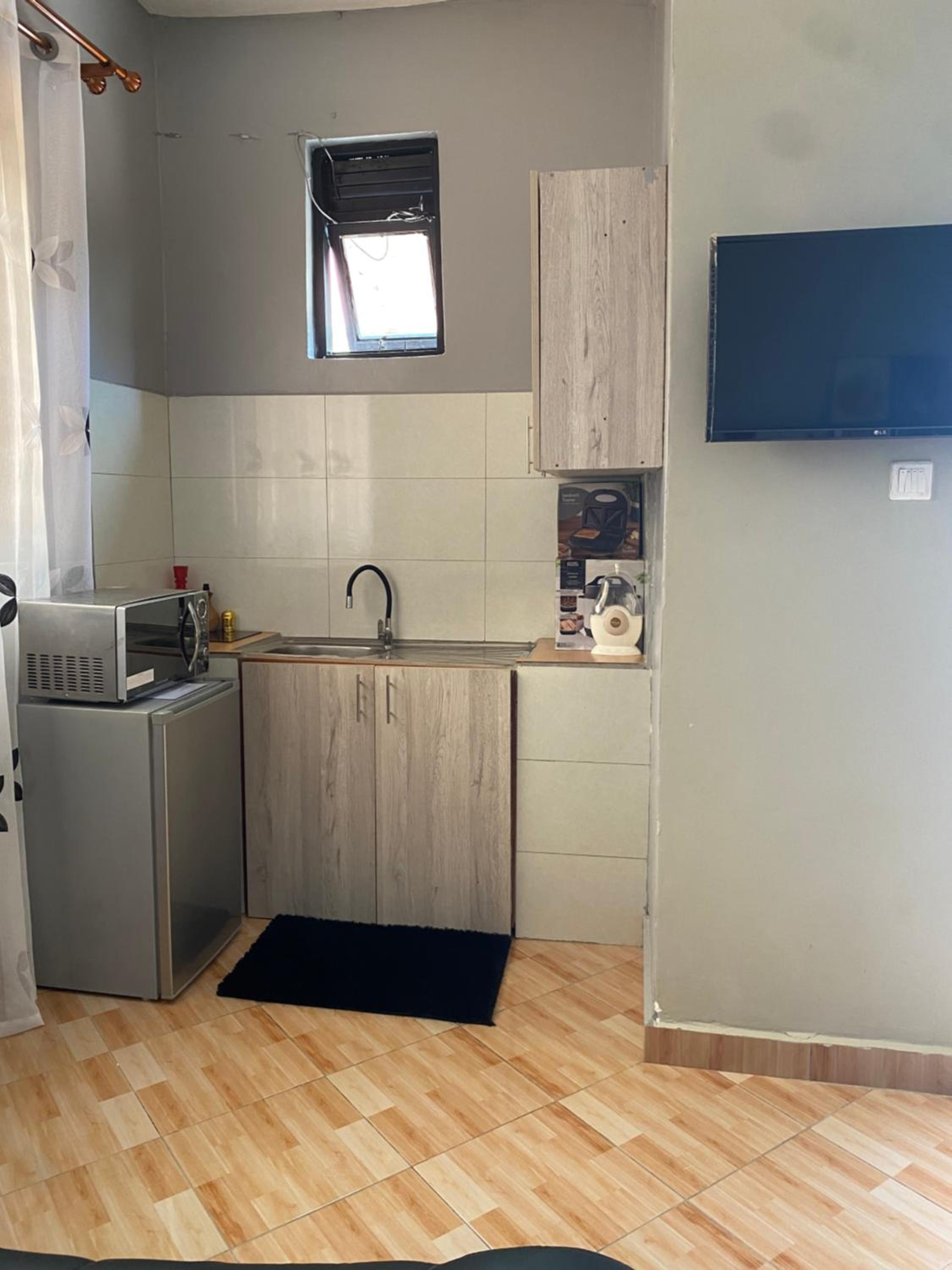 HA LUXURY SINGLE STUDIO ROOM1 Buziga view 4