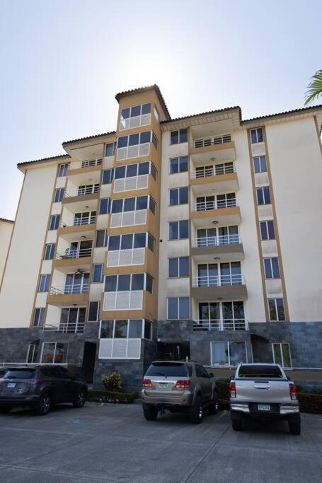 Near the Beach! Lovely 3-bedroom condo with pool