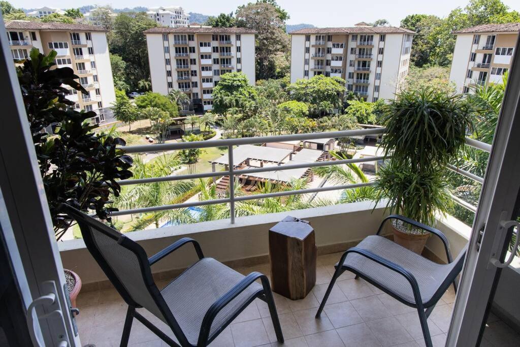 Near the Beach! Lovely 3-bedroom condo with pool