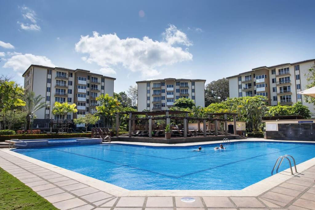 Near the Beach! Lovely 3-bedroom condo with pool