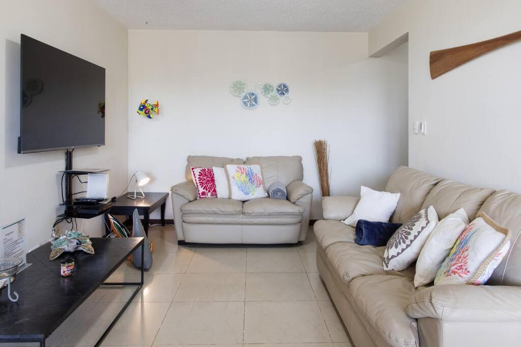 Near the Beach! Lovely 3-bedroom condo with pool