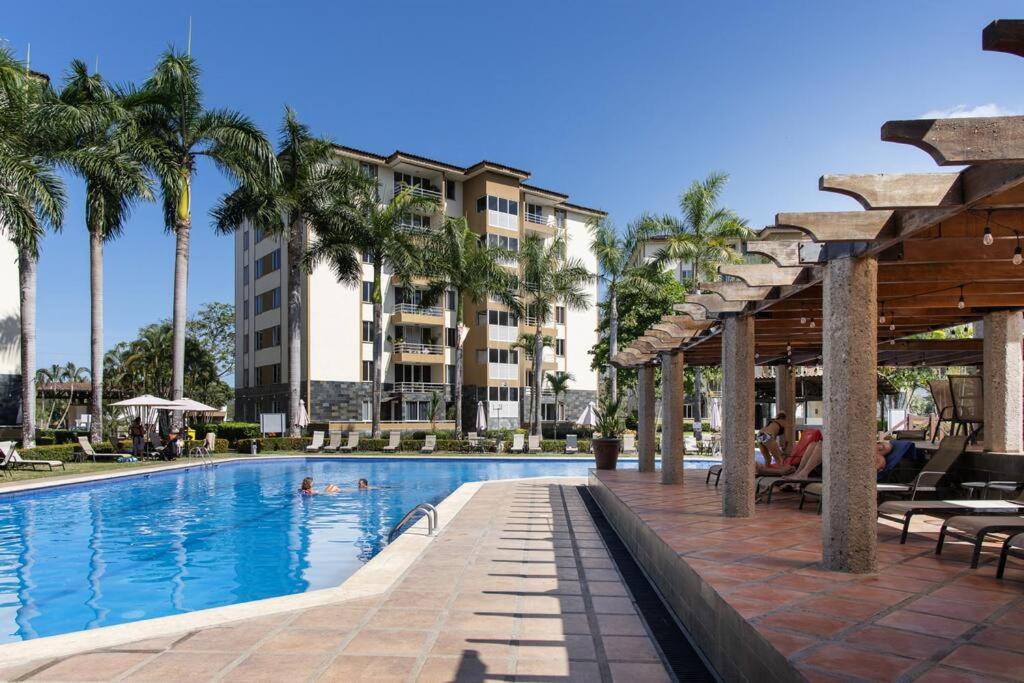 Near the Beach! Lovely 3-bedroom condo with pool