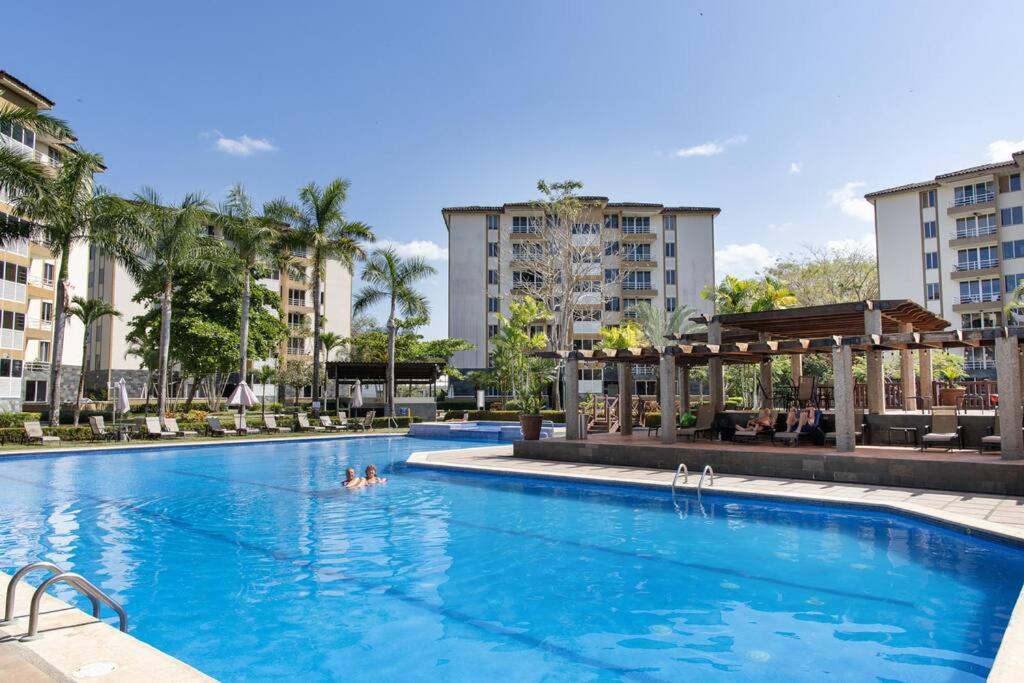 Near the Beach! Lovely 3-bedroom condo with pool