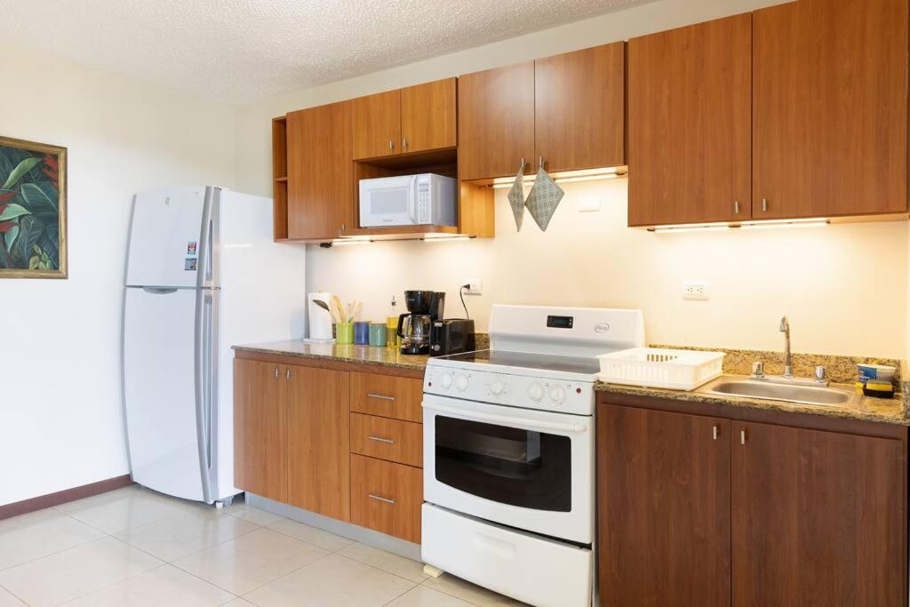 Near the Beach! Lovely 3-bedroom condo with pool