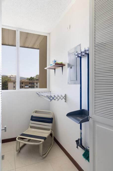 Near the Beach! Lovely 3-bedroom condo with pool