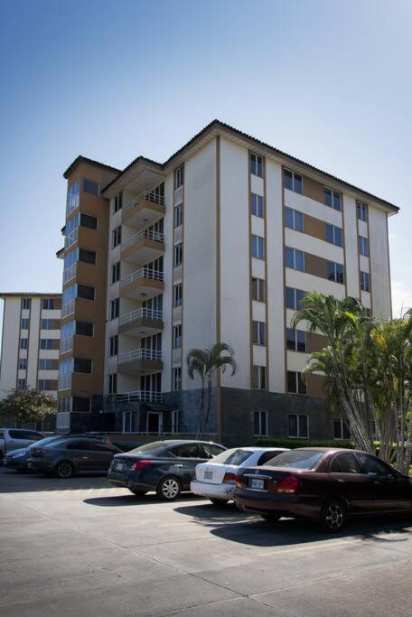 Near the Beach! Lovely 3-bedroom condo with pool