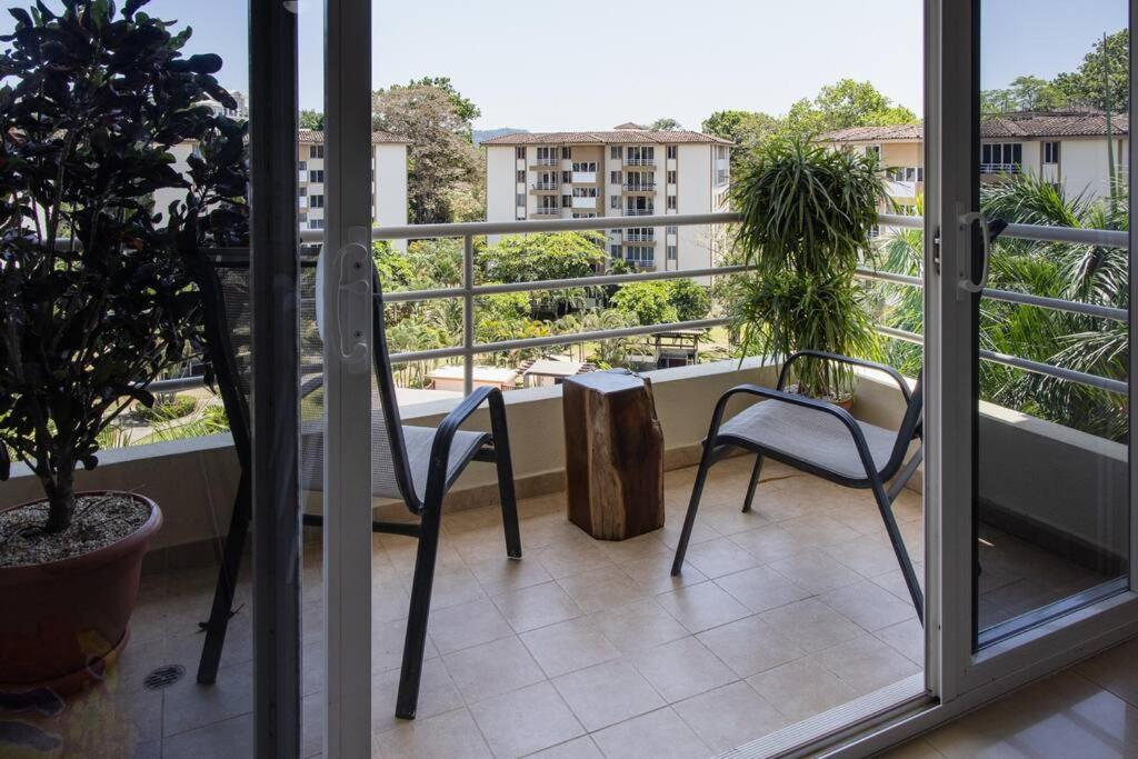 Near the Beach! Lovely 3-bedroom condo with pool