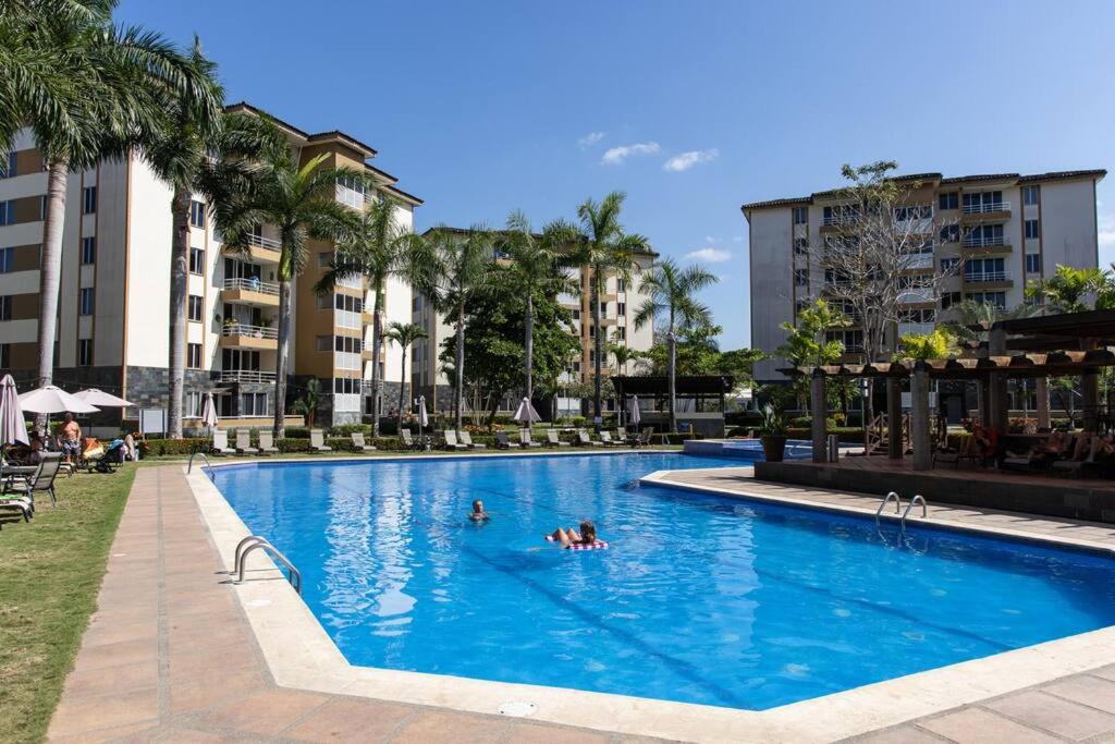 Near the Beach! Lovely 3-bedroom condo with pool