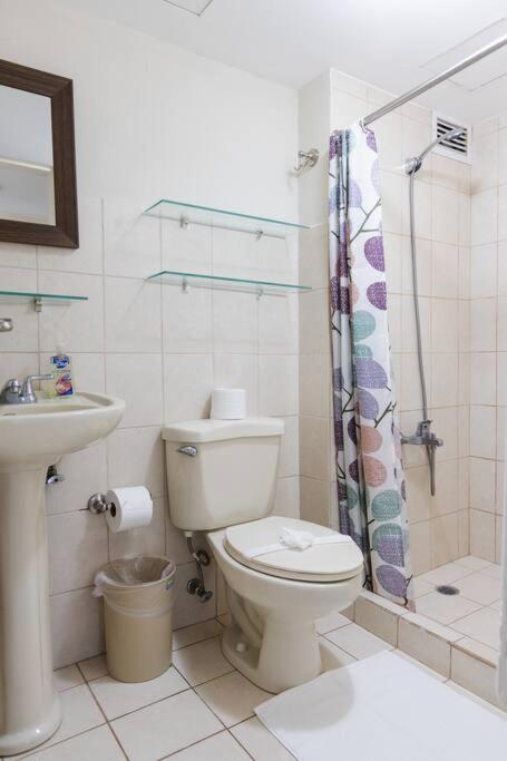 Near the Beach! Lovely 3-bedroom condo with pool