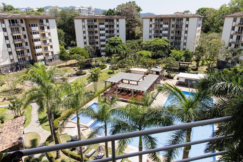 Near the Beach! Lovely 3-bedroom condo with pool