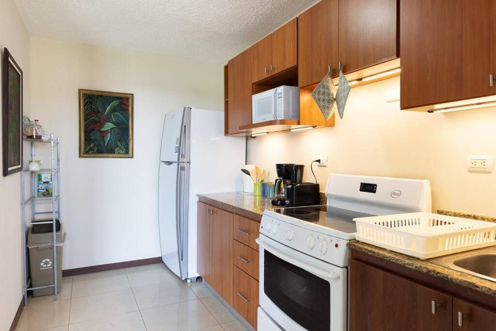 Near the Beach! Lovely 3-bedroom condo with pool