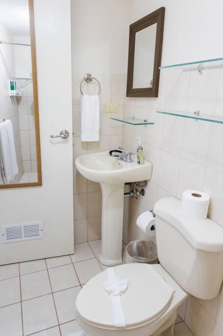 Near the Beach! Lovely 3-bedroom condo with pool