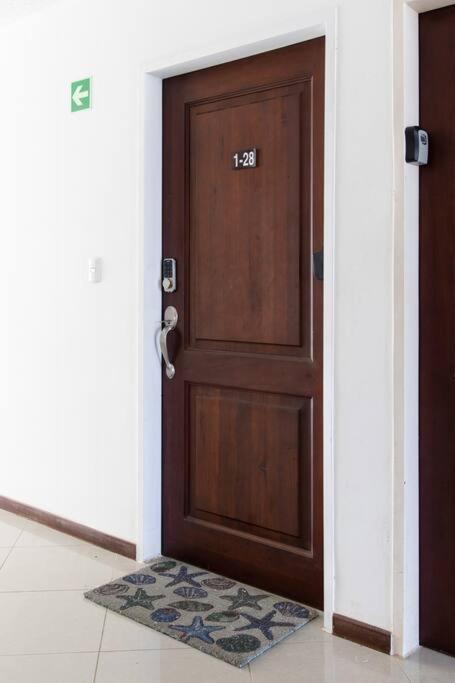 Near the Beach! Lovely 3-bedroom condo with pool