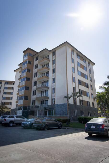 Near the Beach! Lovely 3-bedroom condo with pool