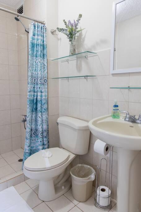 Near the Beach! Lovely 3-bedroom condo with pool