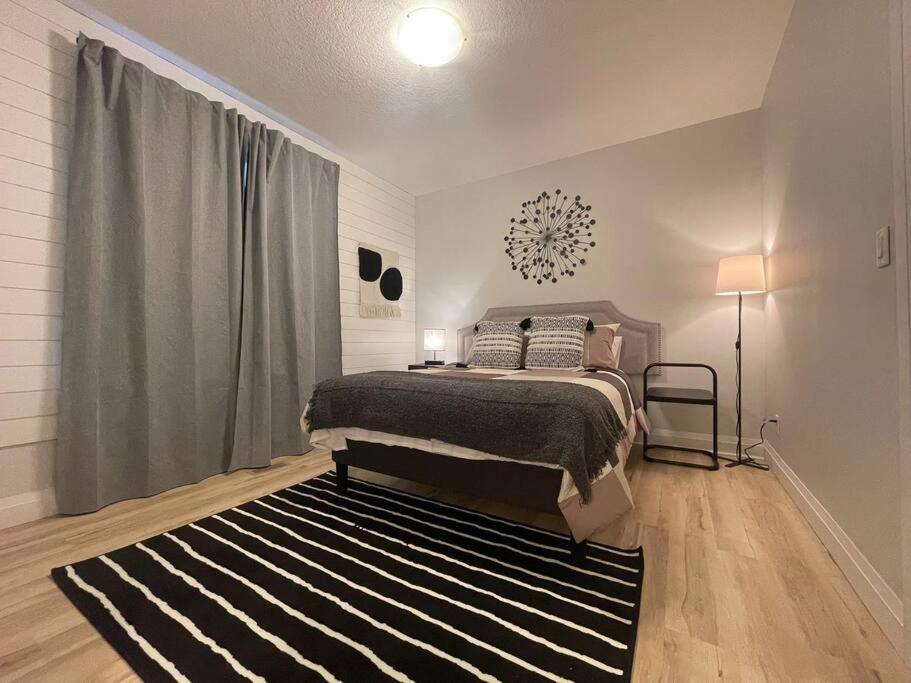 Stylish 3-bdrm suite w free Parking