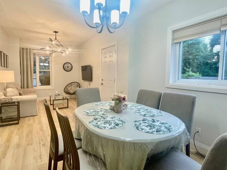 Stylish 3-bdrm suite w free Parking