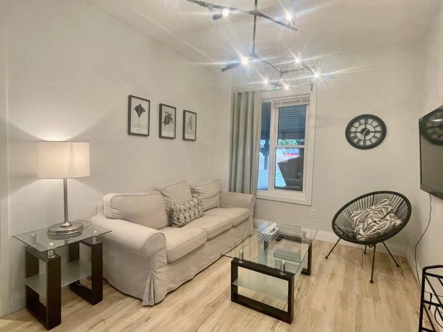 Stylish 3-bdrm suite w free Parking