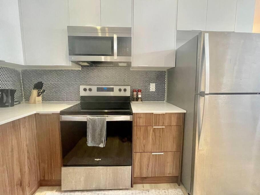 Stylish 3-bdrm suite w free Parking